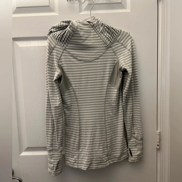 ! Lululemon Striped Silver Think Fast Hoodie Pullover  6, Rare - Picture 1 of 5